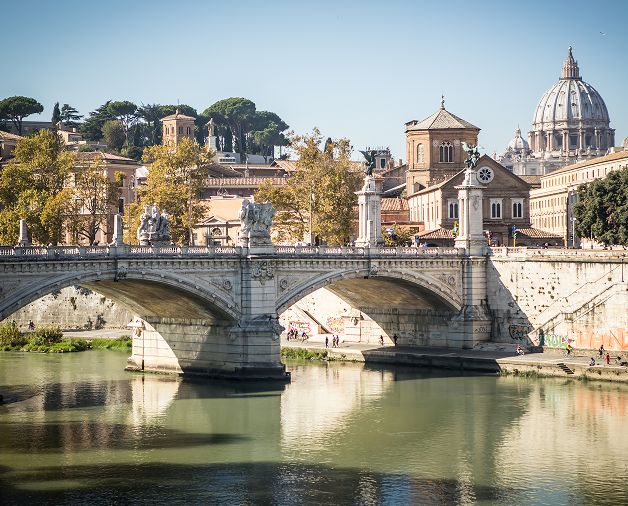 서부 지중해 크루즈 - 로마의 바티칸 시국과 성 베드로 대성당, 티베르 강 위의 다리가 보이는 역사적인 도시 풍경