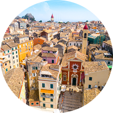 그리스 코르푸 섬의 베네치아 풍 건축물과 아름다운 해안 풍경