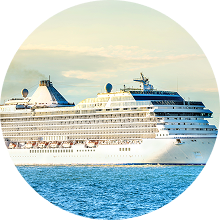 전일해상 - 크루즈선이 푸른 바다를 항해하는 모습