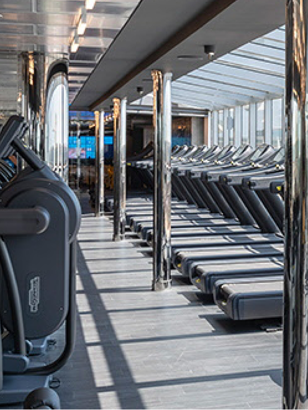 크루즈 선내 조깅 트랙과 체육관, 요가 클래스가 진행되는 피트니스 센터