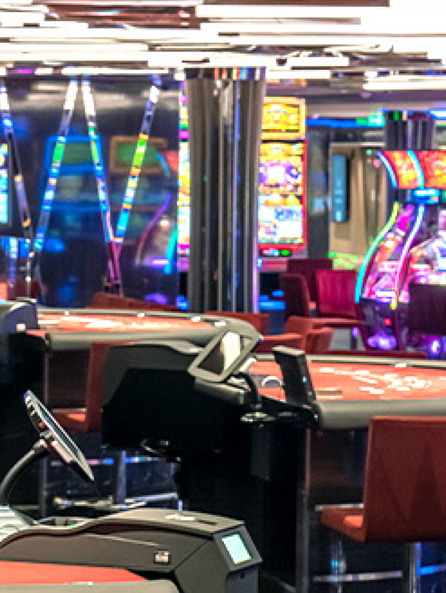크루즈 선내 카지노와 라이브 뮤직 바, 화려한 조명의 나이트클럽