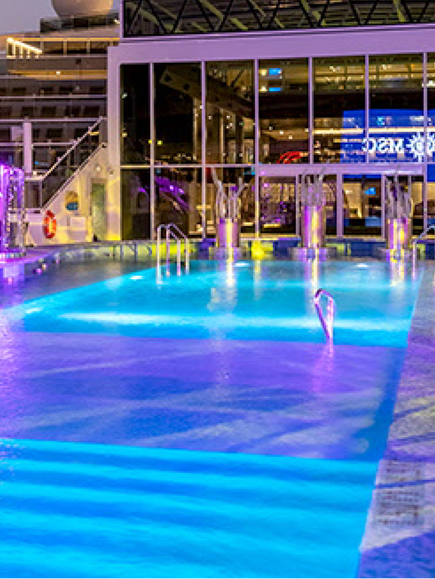 크루즈 선상 수영장과 워터슬라이드, 인피니티 풀에서 즐기는 승객들